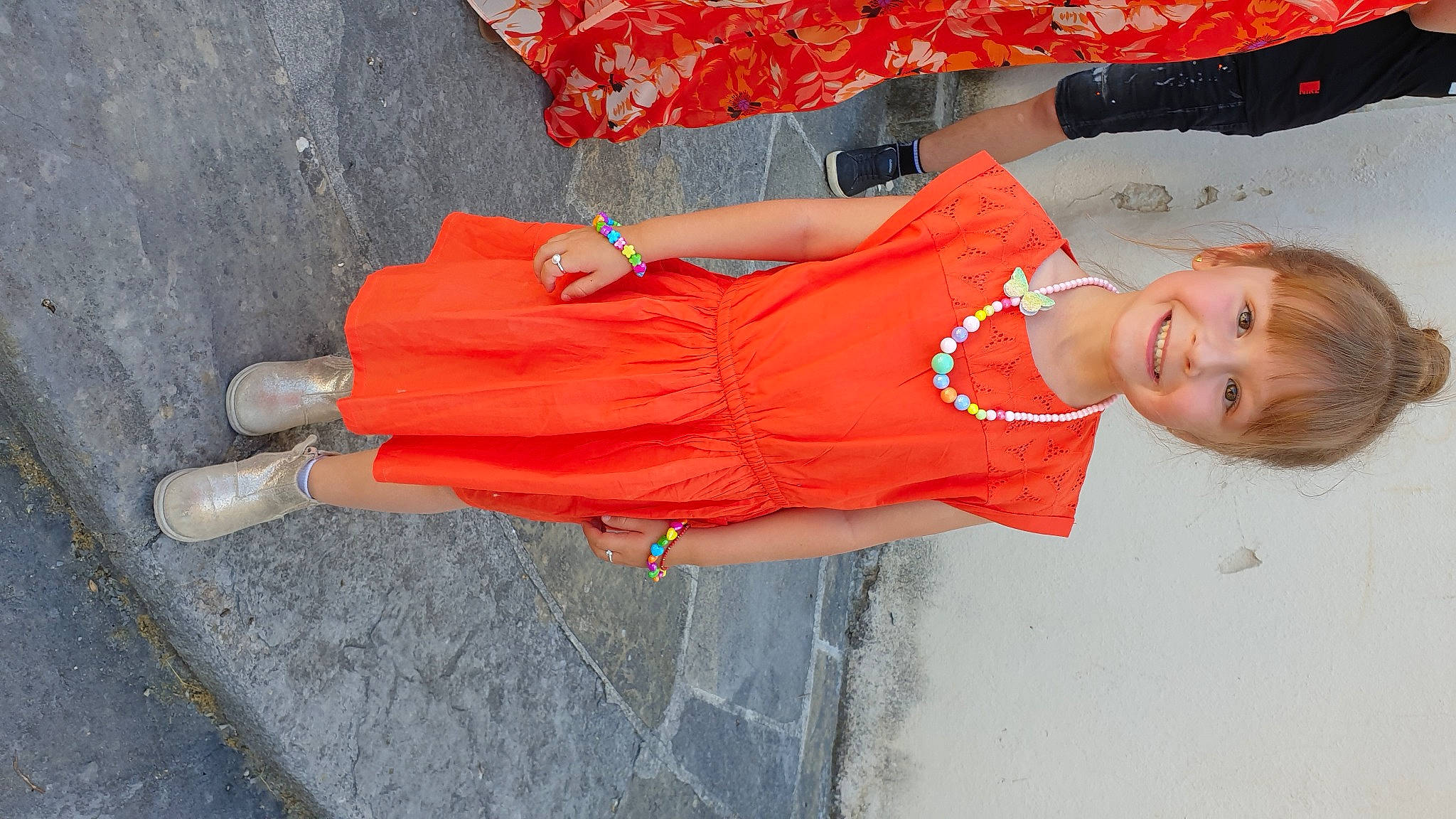 Loïs participe au concours pour gagner de l'argent avec cette photo : asphalt, coquelicot, costume, electric_blue, event, fun, happy, human_leg, joy, orange, pattern, peach, person, red, road_surface, sleeve, smile, thigh, wrist