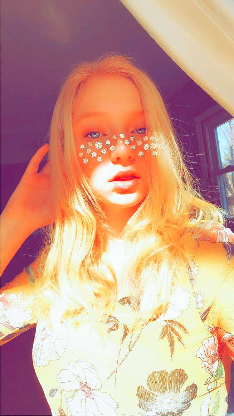 Hannah is registered to the contest to win money with this photo: beauty, blond, face, fun, hair, hair_coloring, lip, long_hair, nose, orange, peach, person, photography, pink, selfie