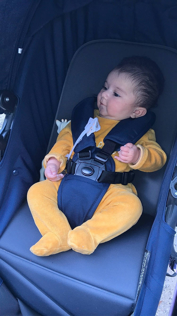 Umme-hani a rejoint le concours — aidez-le/la à gagner de superbes lots ! auto_part, automotive_design, automotive_exterior, baby, baby_carriage, baby_products, baby_toddler_clothing, car_seat, chair, comfort, electric_blue, fun, lap, leg, motor_vehicle, person, product, sitting, toddler, vehicle