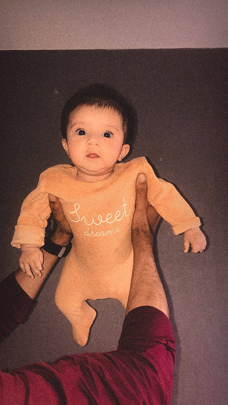 Umme-hani a rejoint le concours — aidez-le/la à gagner de superbes lots ! abdomen, arm, barefoot, cheek, chest, elbow, flash_photography, gesture, happy, human_body, knee, leg, lip, neck, person, sleeve, stomach, thigh, thumb, trunk