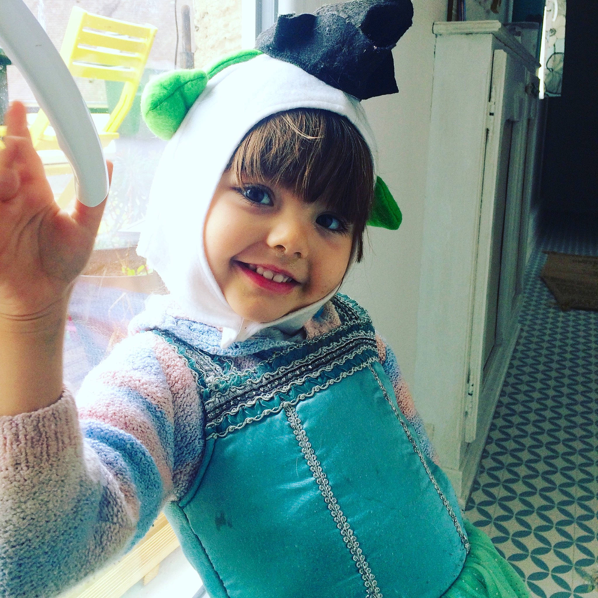 Ellie a rejoint le concours — aidez-le/la à gagner de superbes lots ! baby_laughing, baby_toddler_clothing, costume, costume_accessory, costume_hat, fictional_character, happy, joy, laugh, person, sweater, thumb, toddler