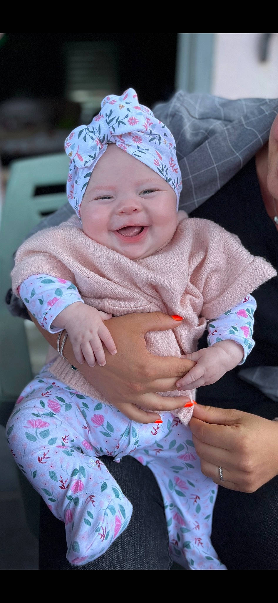 Louison participe au concours pour gagner de l'argent avec cette photo : baby, baby_products, baby_toddler_clothing, cap, child, comfort, facial_expression, fun, gesture, grass, happy, headwear, lap, person, photograph, pink, sitting, skin, smile, textile