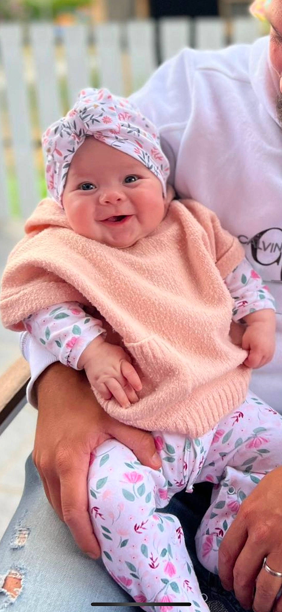 Louison a rejoint le concours — aidez-le/la à gagner de superbes lots ! baby, baby_toddler_clothing, cap, cheek, child, comfort, eye, face, grass, happy, headgear, headwear, joy, magenta, people, person, photograph, pink, skin, sleeve