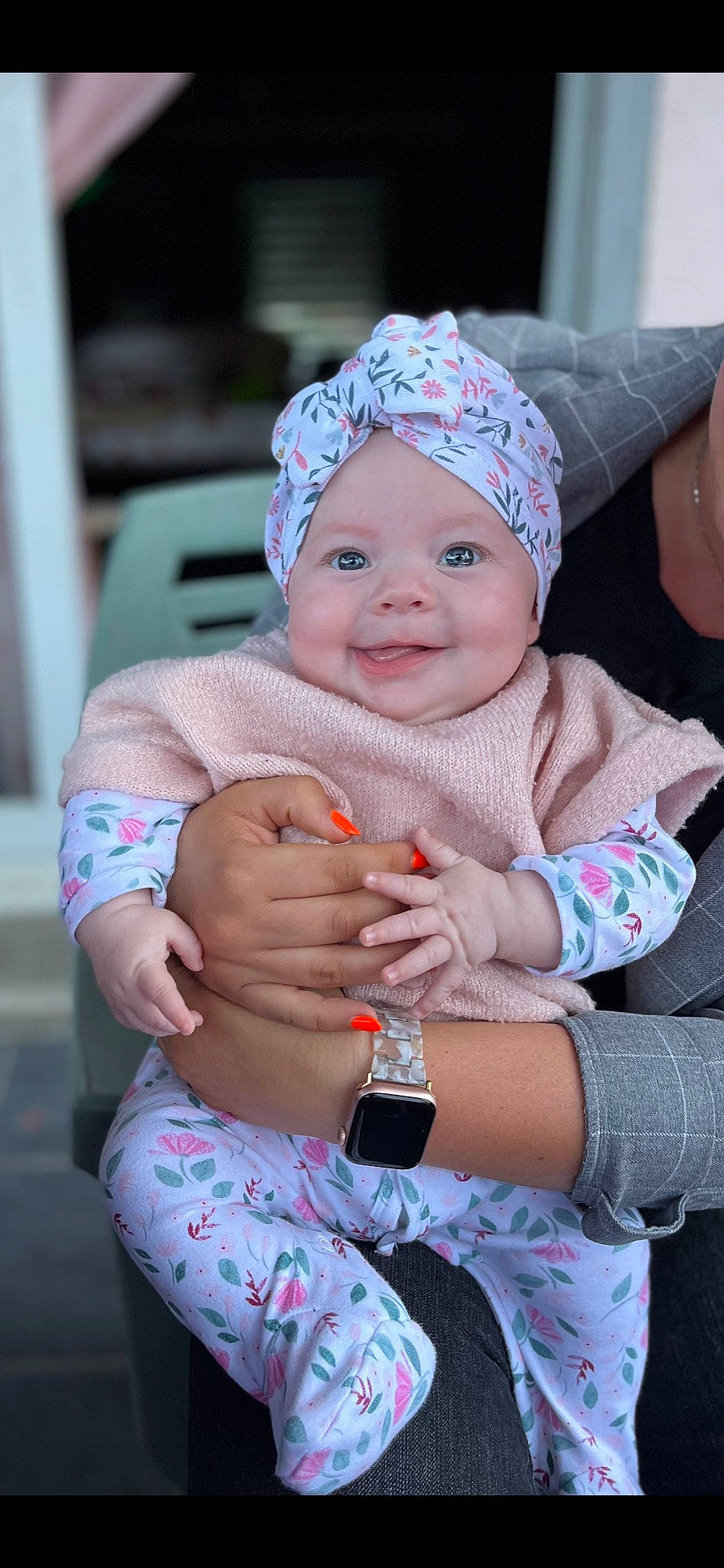 Louison a rejoint le concours — aidez-le/la à gagner de superbes lots ! abdomen, baby, baby_products, baby_toddler_clothing, blond, cap, cheek, clothing, gesture, hand, happy, headgear, headwear, joy, magenta, person, pink, recreation, sitting, skin