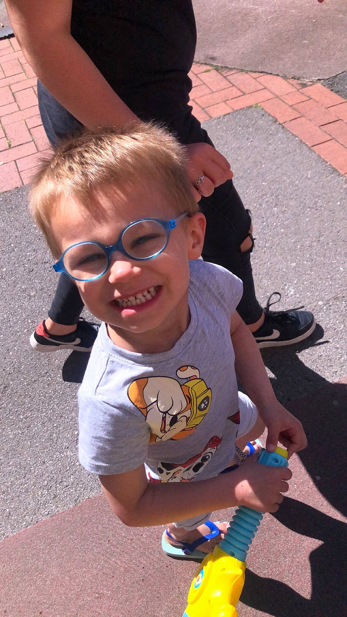 Tylio a rejoint le concours — aidez-le/la à gagner de superbes lots ! asphalt, cool, eyewear, finger, fun, glasses, goggles, grass, hand, happy, joy, leisure, orange, person, shoe, smile, sneakers, summer, sunglasses, t_shirt