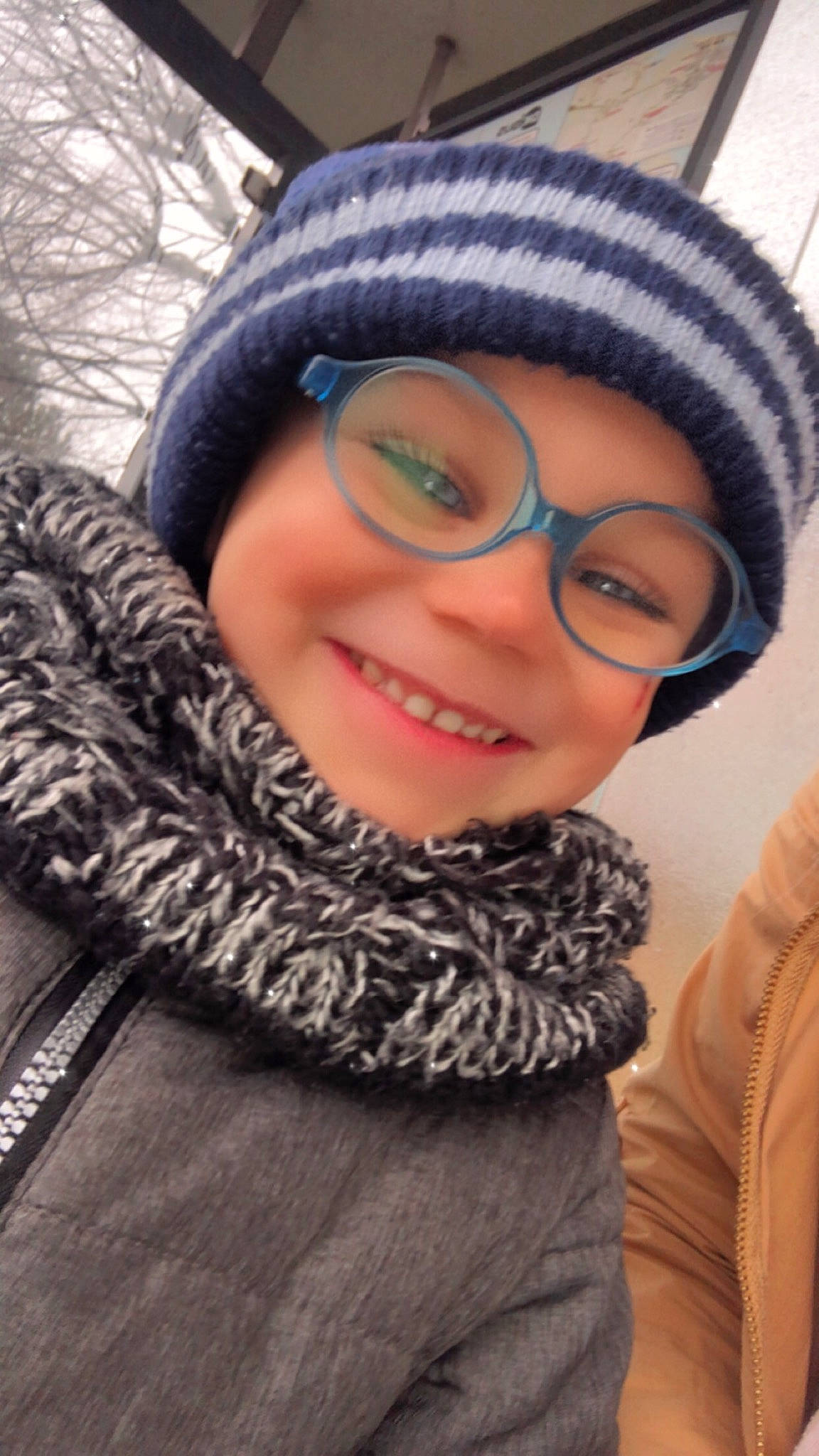 Tylio a rejoint le concours — aidez-le/la à gagner de superbes lots ! black_hair, cap, cool, eye, eyebrow, eyewear, glasses, happy, headgear, headwear, joy, lip, neck, organ, outerwear, person, smile, stole, street_fashion, sunglasses