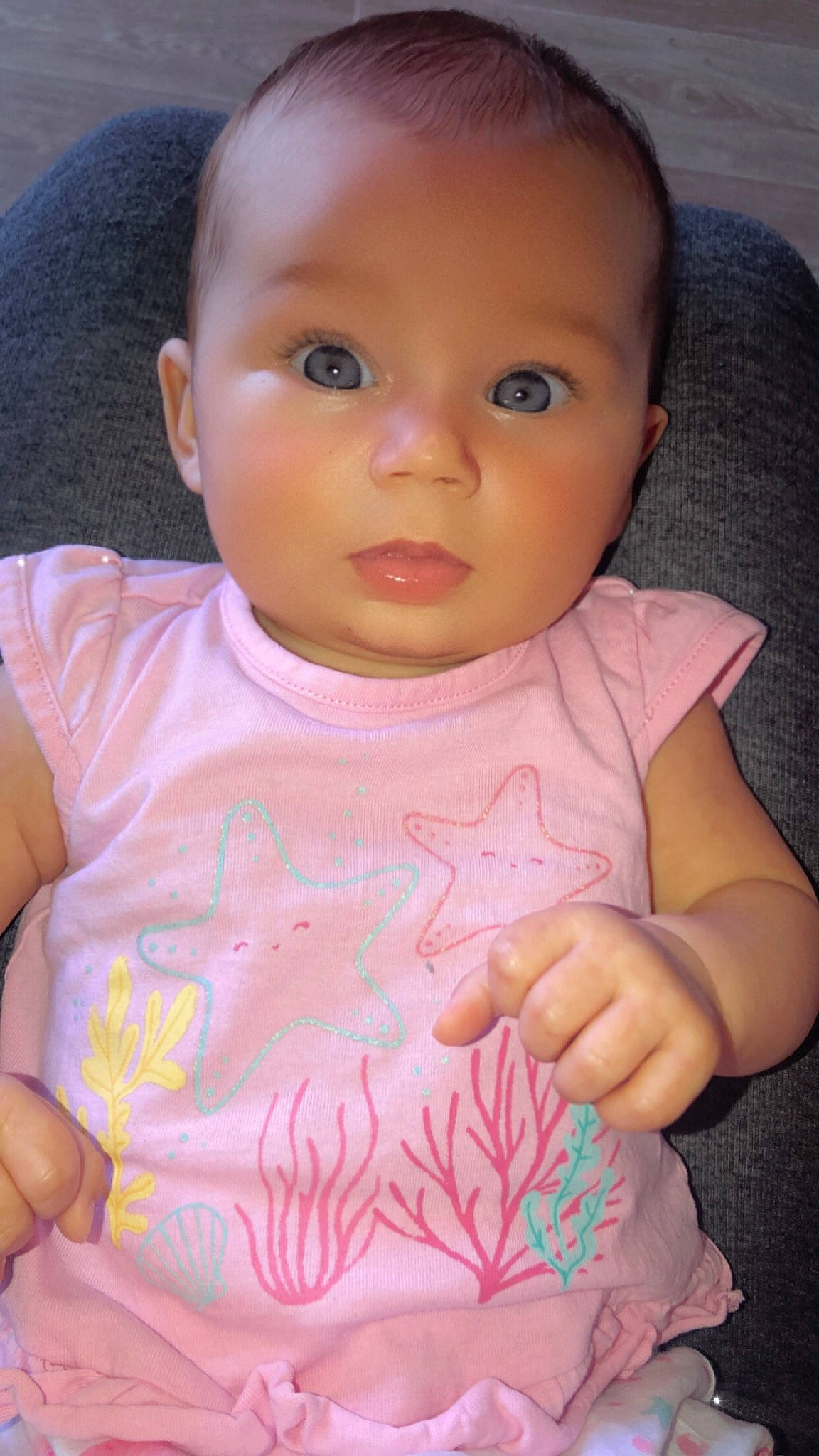 Katharina participe au concours pour gagner de l'argent avec cette photo : baby_toddler_clothing, cheek, chin, ear, eyebrow, eyelash, facial_expression, finger, forehead, hairstyle, hand, joint, lip, mouth, neck, nose, organ, product, skin, sleeve