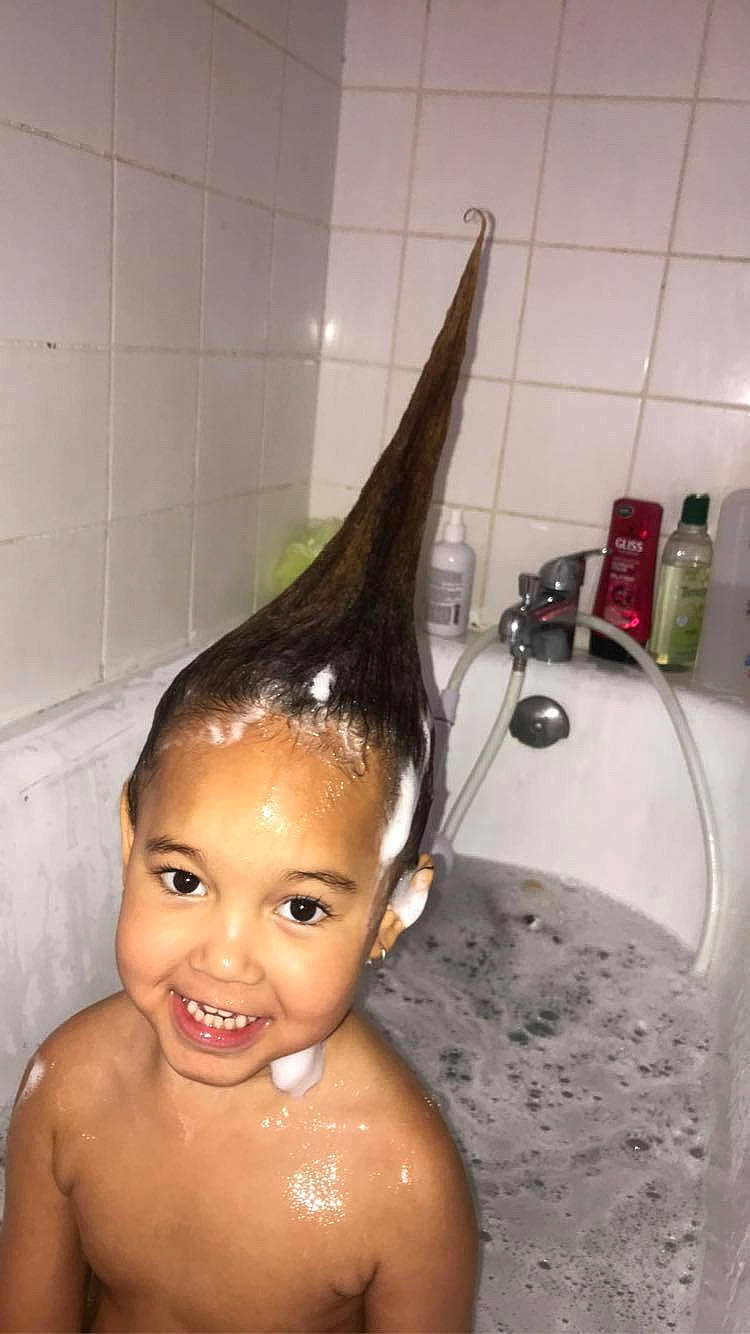 Shirley participe au concours pour gagner de l'argent avec cette photo : bathing, black_hair, forehead, hair, hair_coloring, hairstyle, joy, person, washing