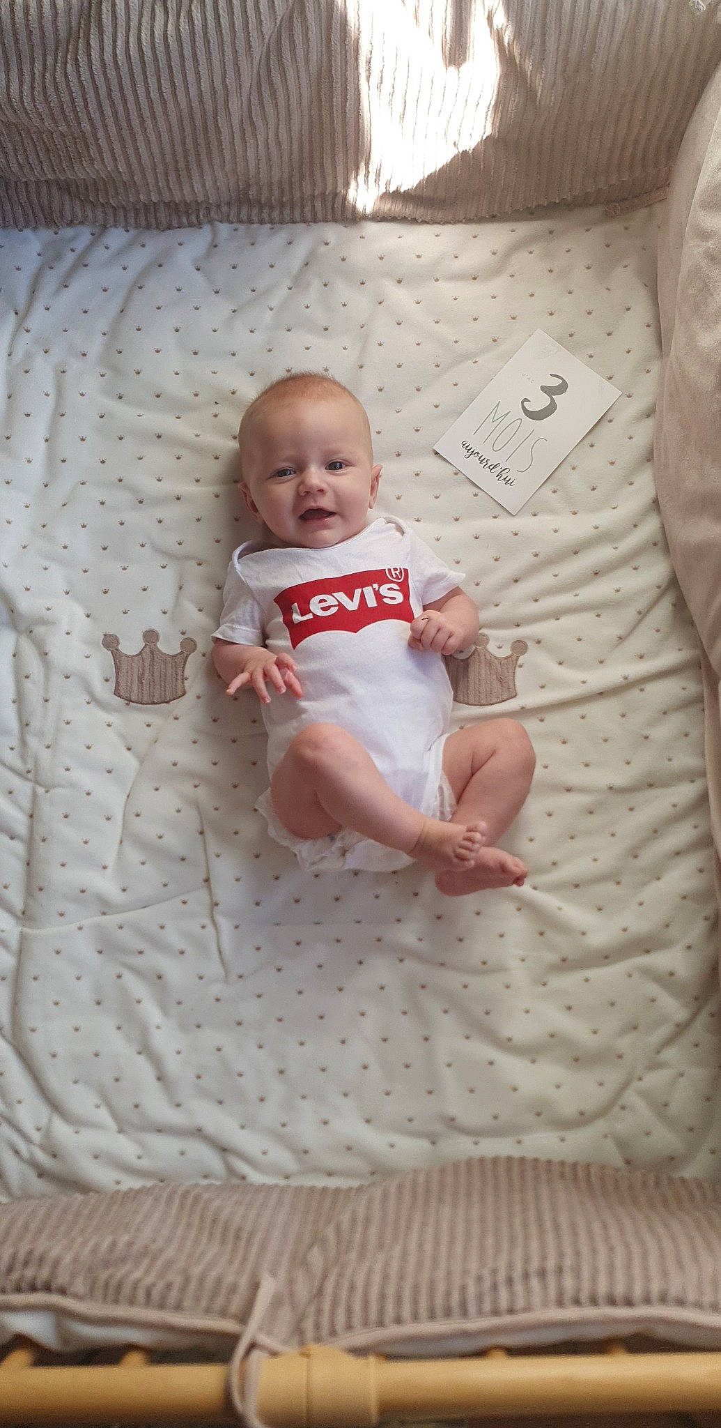 Ylona participe au concours pour gagner de l'argent avec cette photo : baby, baby_toddler_clothing, bedding, carmine, cheek, child, comfort, floor, flooring, foot, fun, human_leg, linens, pattern, person, sitting, sleeve, t_shirt, textile, toddler