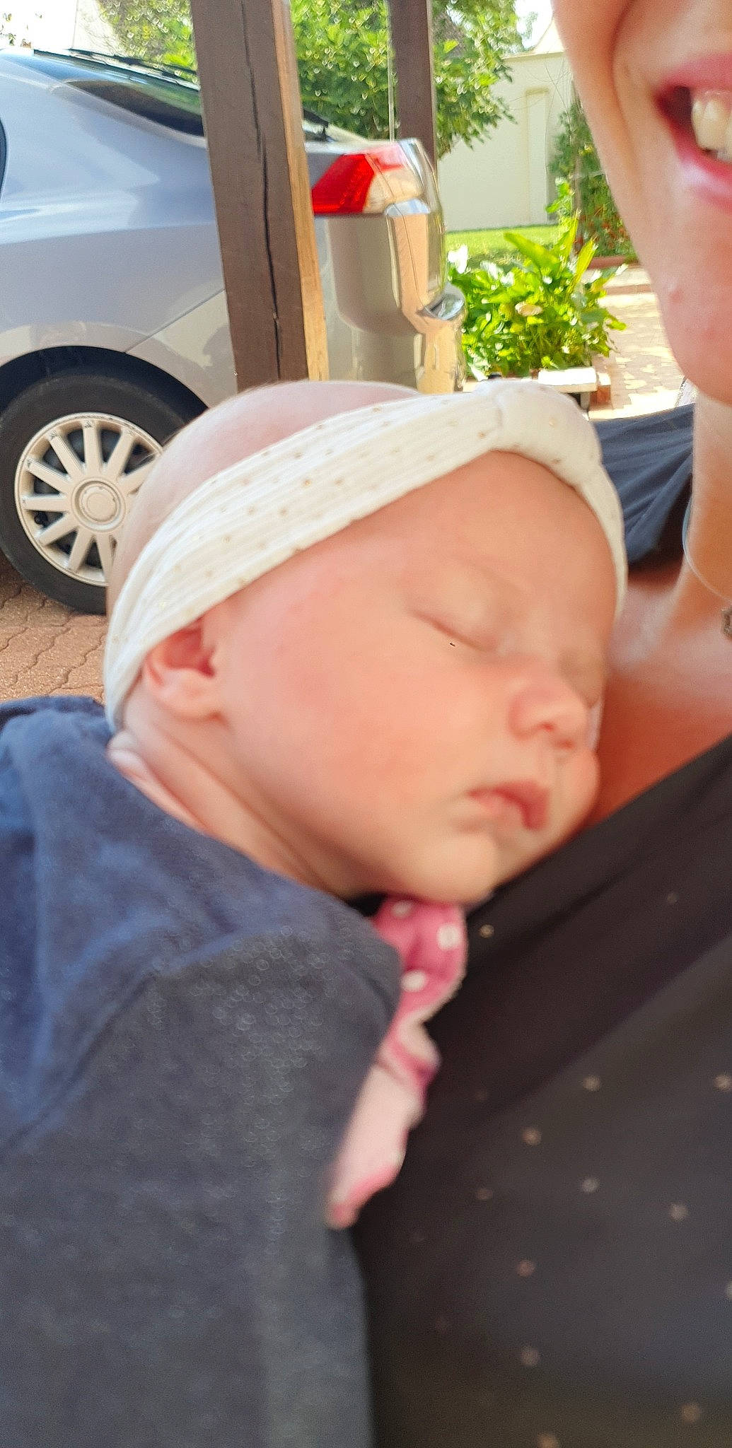 Ylona a rejoint le concours — aidez-le/la à gagner de superbes lots ! automotive_exterior, automotive_tire, baby, cap, car, child, fashion_accessory, fender, finger, grass, headgear, headwear, hood, motor_vehicle, person, plant, sitting, street_fashion, tire, toddler