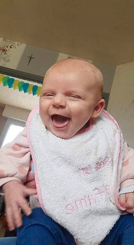 Shanna a rejoint le concours — aidez-le/la à gagner de superbes lots ! baby, baby_toddler_clothing, cheek, chin, comfort, eyebrow, finger, gesture, hand, happy, lip, mouth, nose, person, pink, skin, sleeve, smile, thumb, toddler