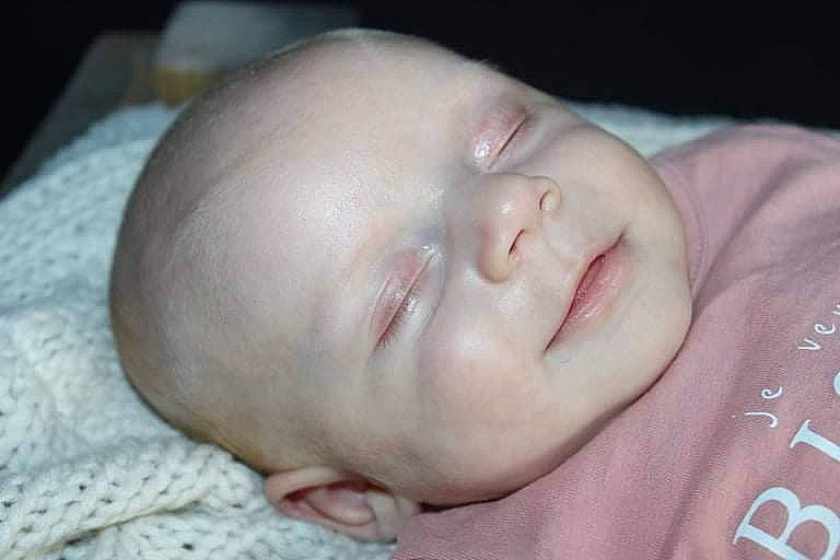 Shanna a rejoint le concours — aidez-le/la à gagner de superbes lots ! baby, baby_toddler_clothing, bedtime, cheek, comfort, eye, eyebrow, eyelash, face, finger, forehead, head, human_body, iris, lip, mouth, neck, nose, person, skin