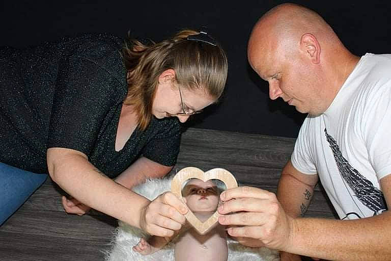 Shanna a rejoint le concours — aidez-le/la à gagner de superbes lots ! arm, camera, child, comfort, companion_dog, couch, event, eyewear, fun, hand, human_leg, nail, organ, person, pottery, shorts, sitting, t_shirt, tableware, teapot