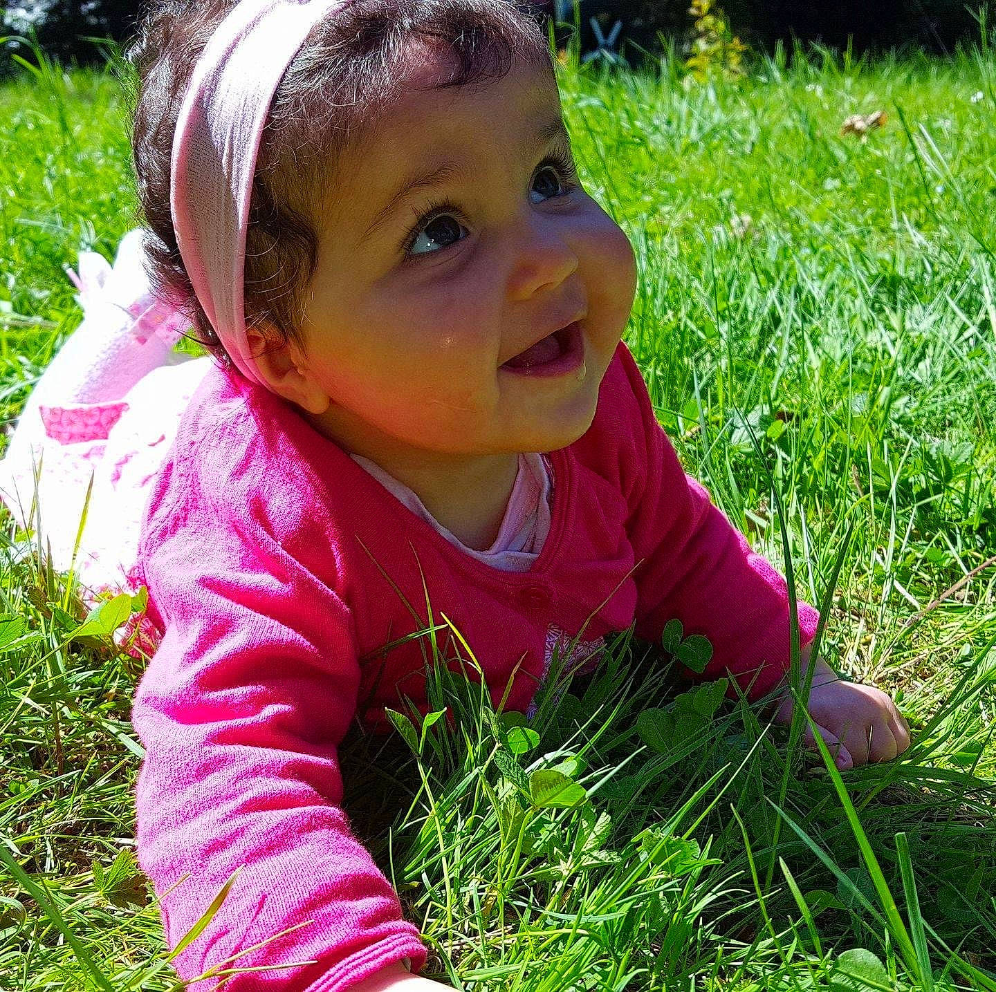 Assia a rejoint le concours — aidez-le/la à gagner de superbes lots ! baby, baby_toddler_clothing, botany, child, fun, grass, grass_family, grassland, happy, lawn, leaf, leisure, meadow, nature, nose, people_in_nature, person, plant, recreation, sunlight