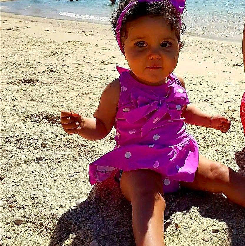 Assia participe au concours pour gagner de l'argent avec cette photo : adaptation, baby_toddler_clothing, beach, body_of_water, dress, happy, head, magenta, people_in_nature, people_on_beach, person, photograph, pink, purple, skin, sleeve, smile, summer, toddler, travel