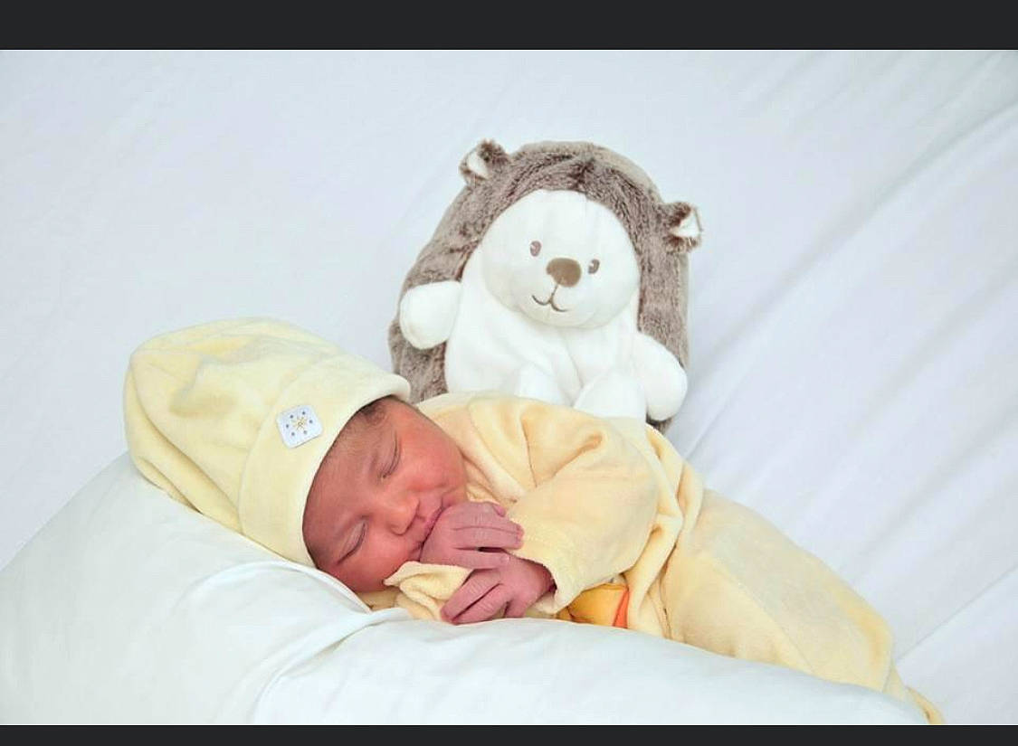 Assia a rejoint le concours — aidez-le/la à gagner de superbes lots ! baby, baby_products, baby_sleeping, baby_toddler_clothing, bedding, bedtime, child, comfort, event, eye, fur, hat, headgear, headwear, hospital, linens, person, stuffed_toy, teddy_bear, textile