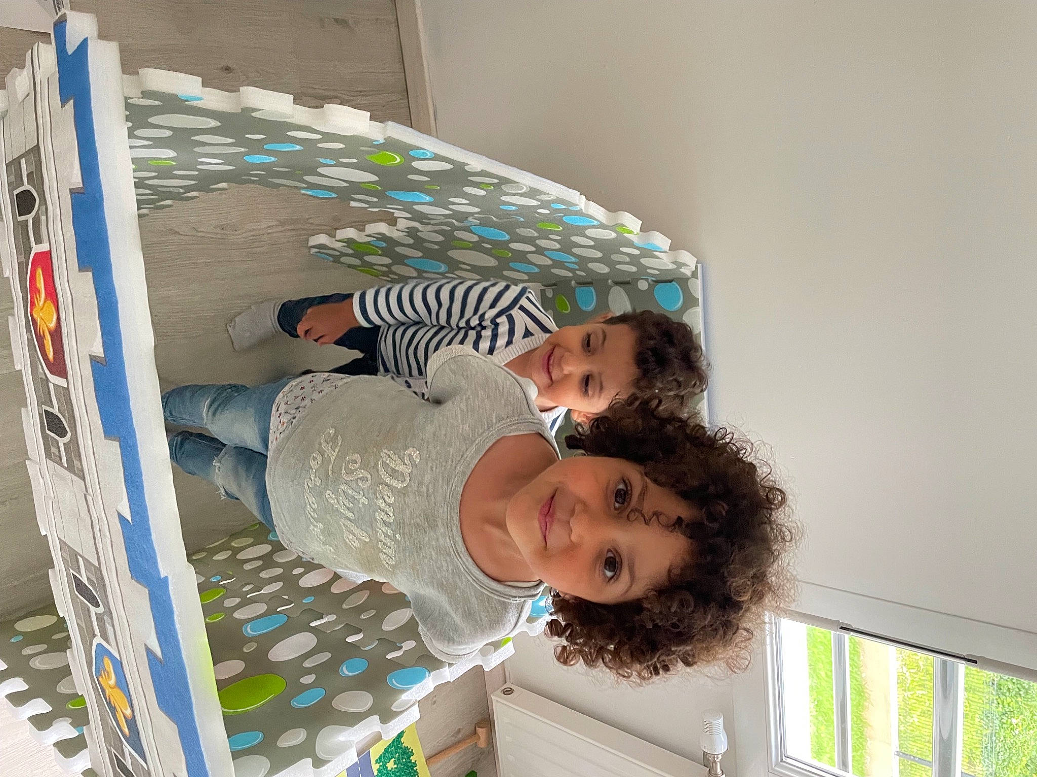 Assia participe au concours pour gagner de l'argent avec cette photo : child, comfort, flooring, fun, happy, joy, leisure, linens, pattern, person, play, room, smile, t_shirt, toddler, visual_arts, window