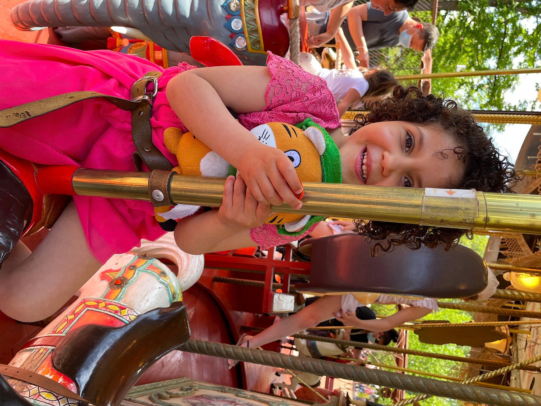 Assia participe au concours pour gagner de l'argent avec cette photo : amusement_park, amusement_ride, child, city, event, fun, happy, human_body, leisure, magenta, person, playground, recreation, smile, toddler, tree, vacation, wood