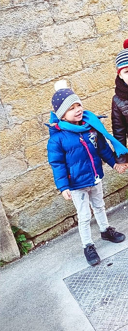 Issam a rejoint le concours — aidez-le/la à gagner de superbes lots ! athletic_shoe, beanie, blue, bonnet, clothing, cobalt_blue, cool, electric_blue, fashion, headgear, headwear, hood, jacket, knit_cap, outerwear, person, product, snapshot, sneakers, street_fashion