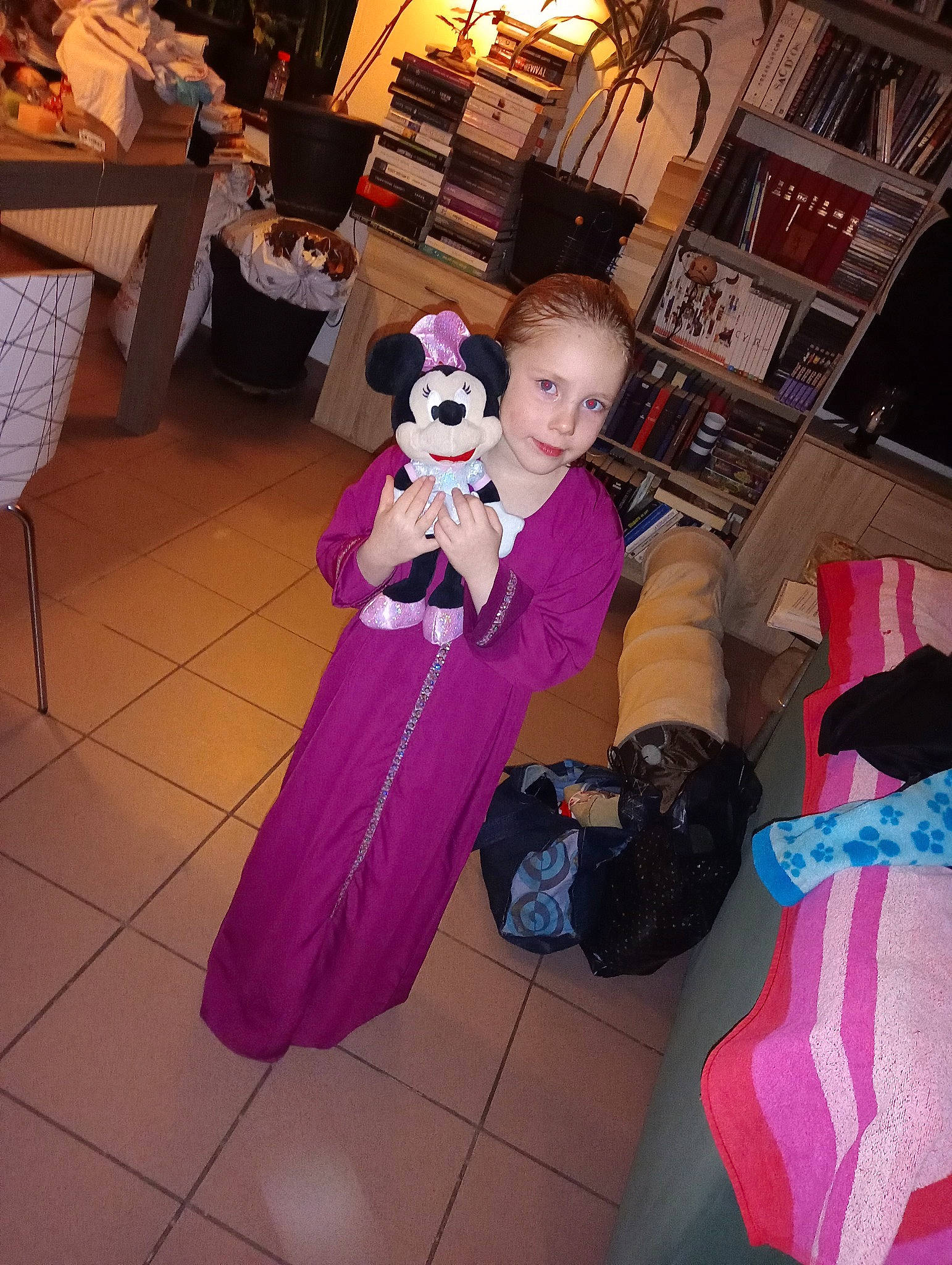 Eva a rejoint le concours — aidez-le/la à gagner de superbes lots ! bag, chair, costume, event, fictional_character, flooring, fun, fur, luggage_and_bags, magenta, mascot, person, pink, purple, room, stuffed_toy, textile, toddler, toy