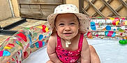 Léna a rejoint le concours — aidez-le/la à gagner de superbes lots ! baby, child, colorful, cute, face, foot, fun, hand, happy, hat, inflatable_pool, outdoor, play, sitting, skin, smile, summer, sunhat, swimsuit, water