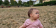 Léna a rejoint le concours — aidez-le/la à gagner de superbes lots ! baby, barefoot, casual, child, curious, evening, field, grass, houses, kneeling, nature, outdoor, person, pink_clothing, portrait, sky, suburban, sunset, trees, young_child