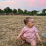 Léna a rejoint le concours — aidez-le/la à gagner de superbes lots ! baby, barefoot, casual, child, cute, daylight, field, grass, happy, infant, kneeling, nature, outdoor, person, pink_clothing, playful, sky, smiling, sunset, trees