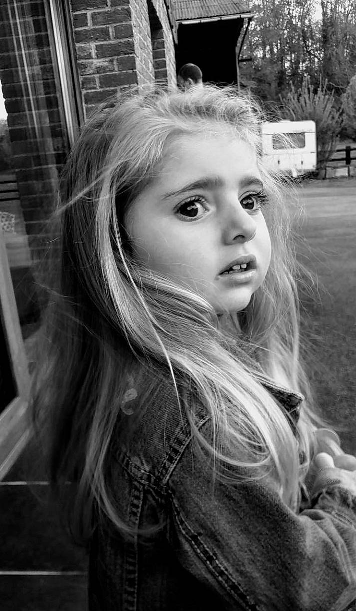 Julia participe au concours pour gagner de l'argent avec cette photo : beauty, black_and_white, blond, child_model, eye, eyebrow, face, hair, hairstyle, lip, long_hair, monochrome, monochrome_photography, nose, person, photo_shoot, photograph, photography, portrait, smile