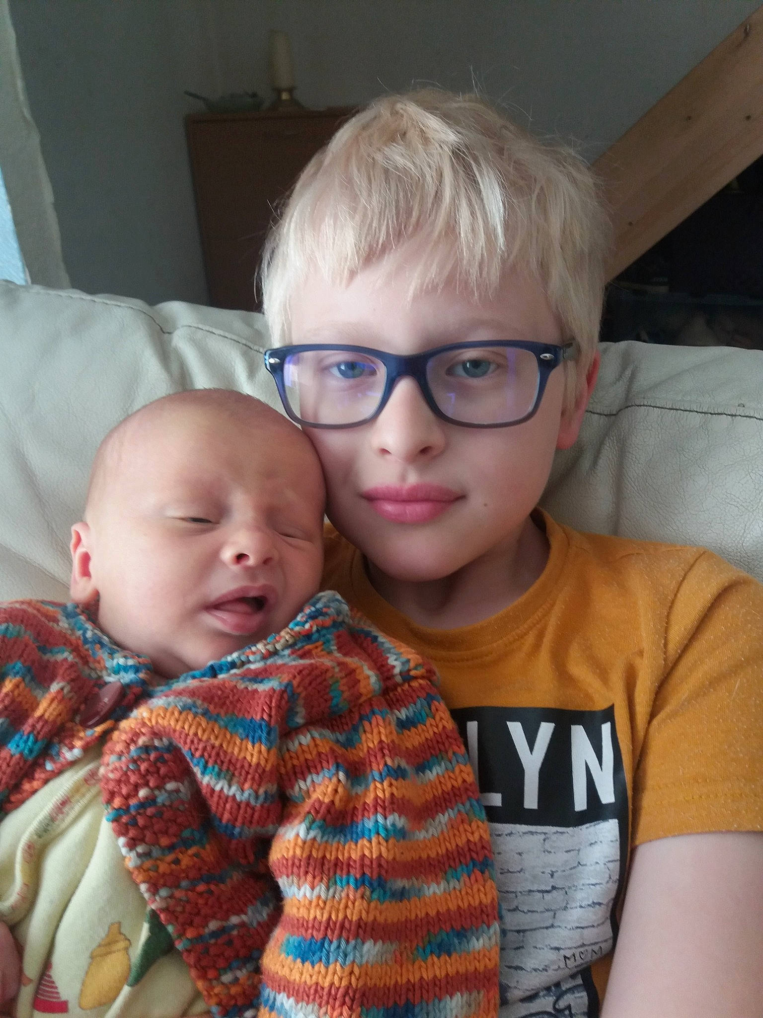 Axel participe au concours pour gagner de l'argent avec cette photo : baby, cheek, child, eye, eyewear, face, glasses, head, iris, lip, mother, people, person, sibling, skin, smile, toddler, vision_care