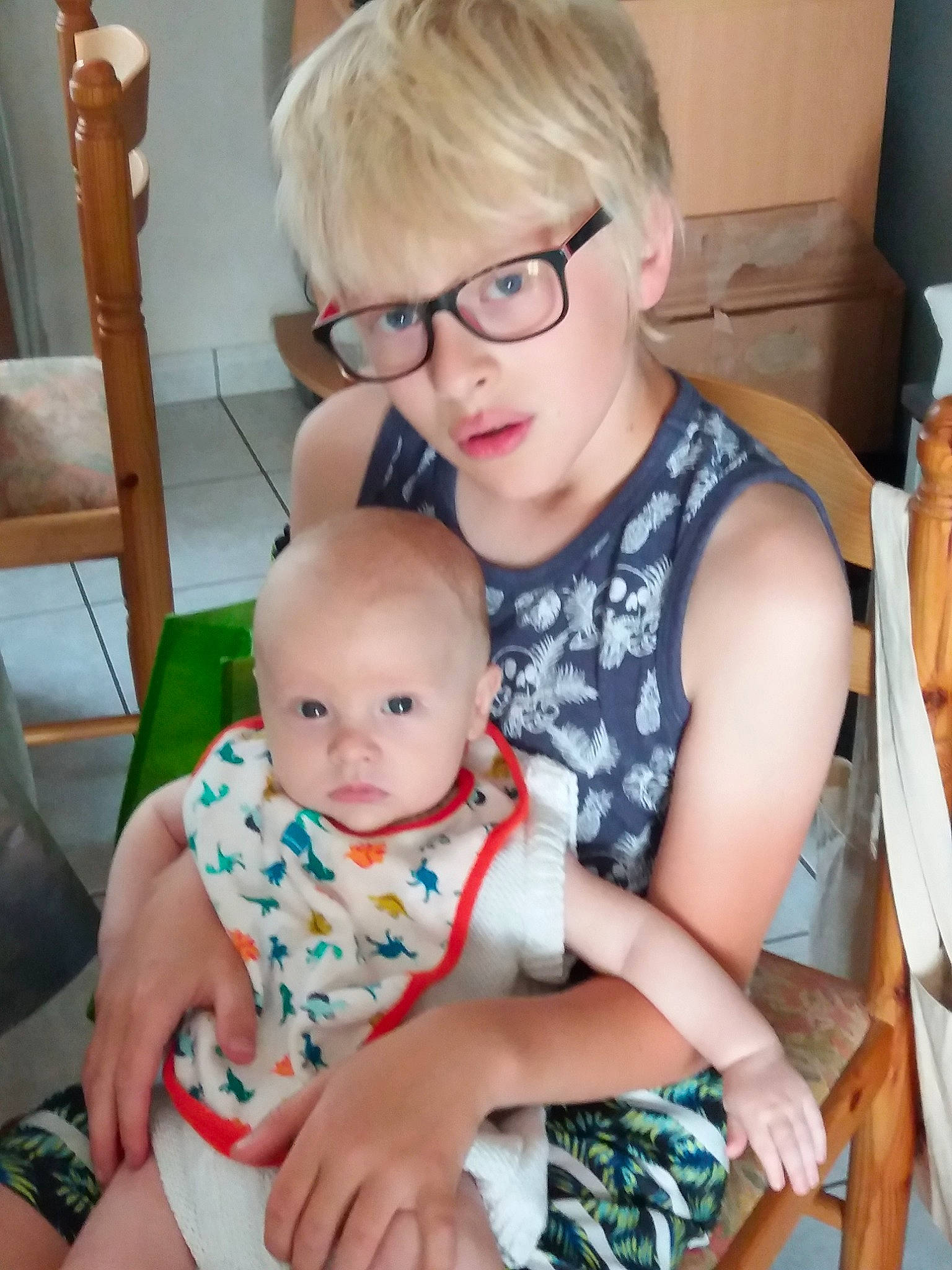 Axel a rejoint le concours — aidez-le/la à gagner de superbes lots ! baby, child, daughter, glasses, iris, mother, person, sitting, toddler