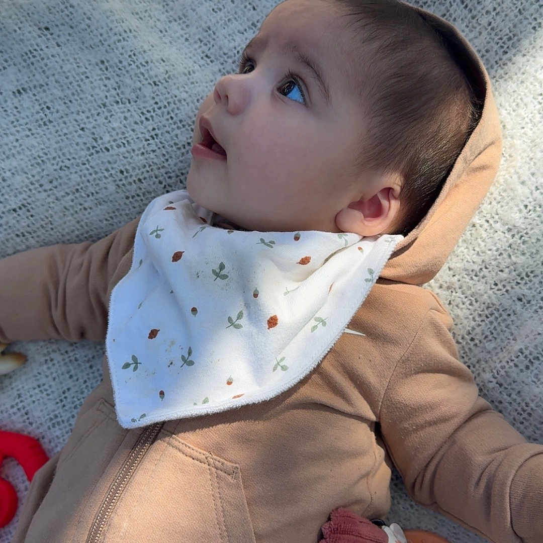 Lyana participe au concours pour gagner de l'argent avec cette photo : baby, child, hoodie, bib, toy, teether, blanket, infant, cute, face, portrait, looking_up, plush_toy, colorful, soft_light, clothing, lying_down, indoor, expression, young