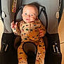 Amron a rejoint le concours — aidez-le/la à gagner de superbes lots ! baby, car_seat, onesie, smile, child, infant, clothing, indoor, seatbelt, happy, cute, person, human, face, head, footwear, pattern, toy, safety, toddler