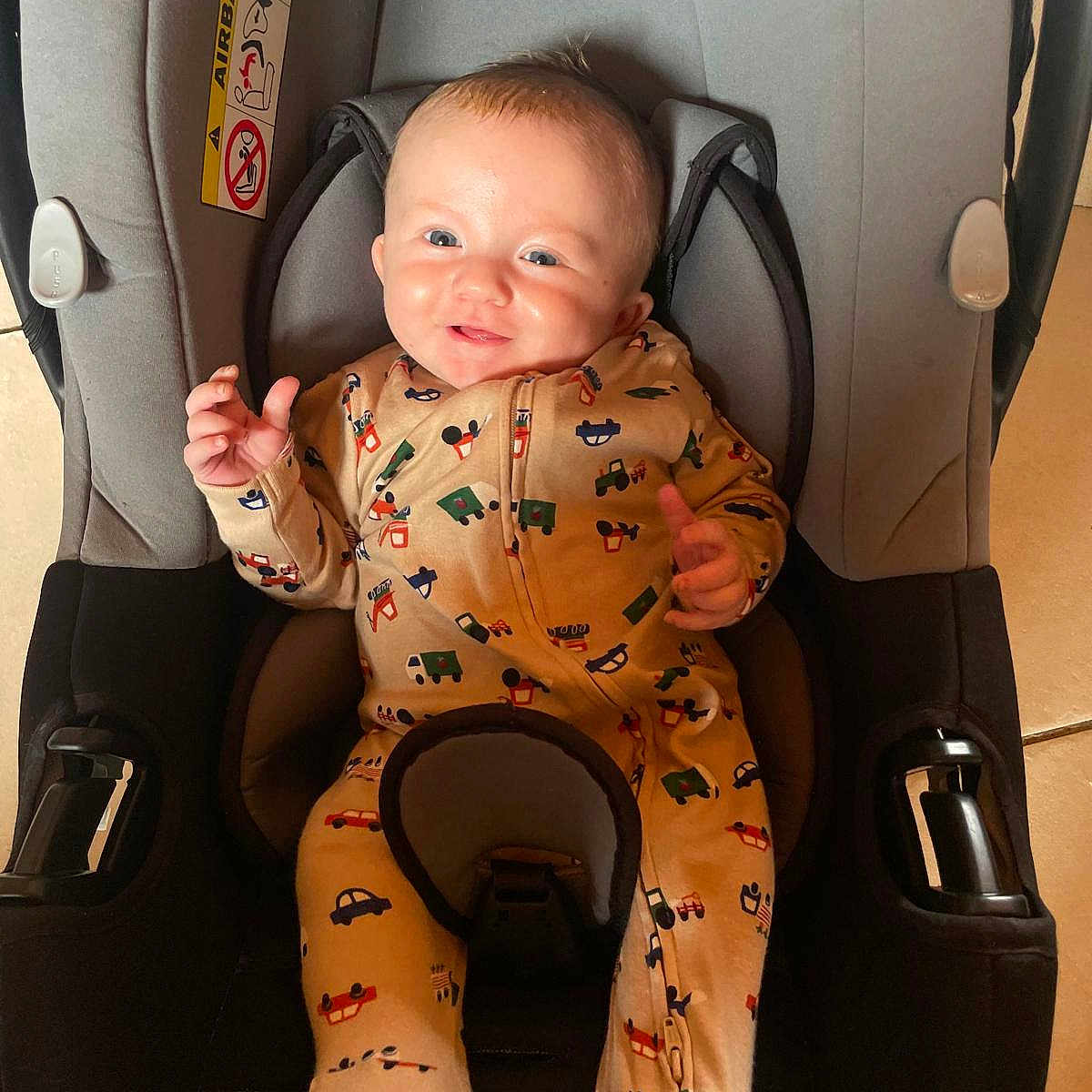 Amron a rejoint le concours — aidez-le/la à gagner de superbes lots ! baby, car_seat, child, clothing, cute, face, footwear, happy, head, human, indoor, infant, onesie, pattern, person, safety, seatbelt, smile, toddler, toy
