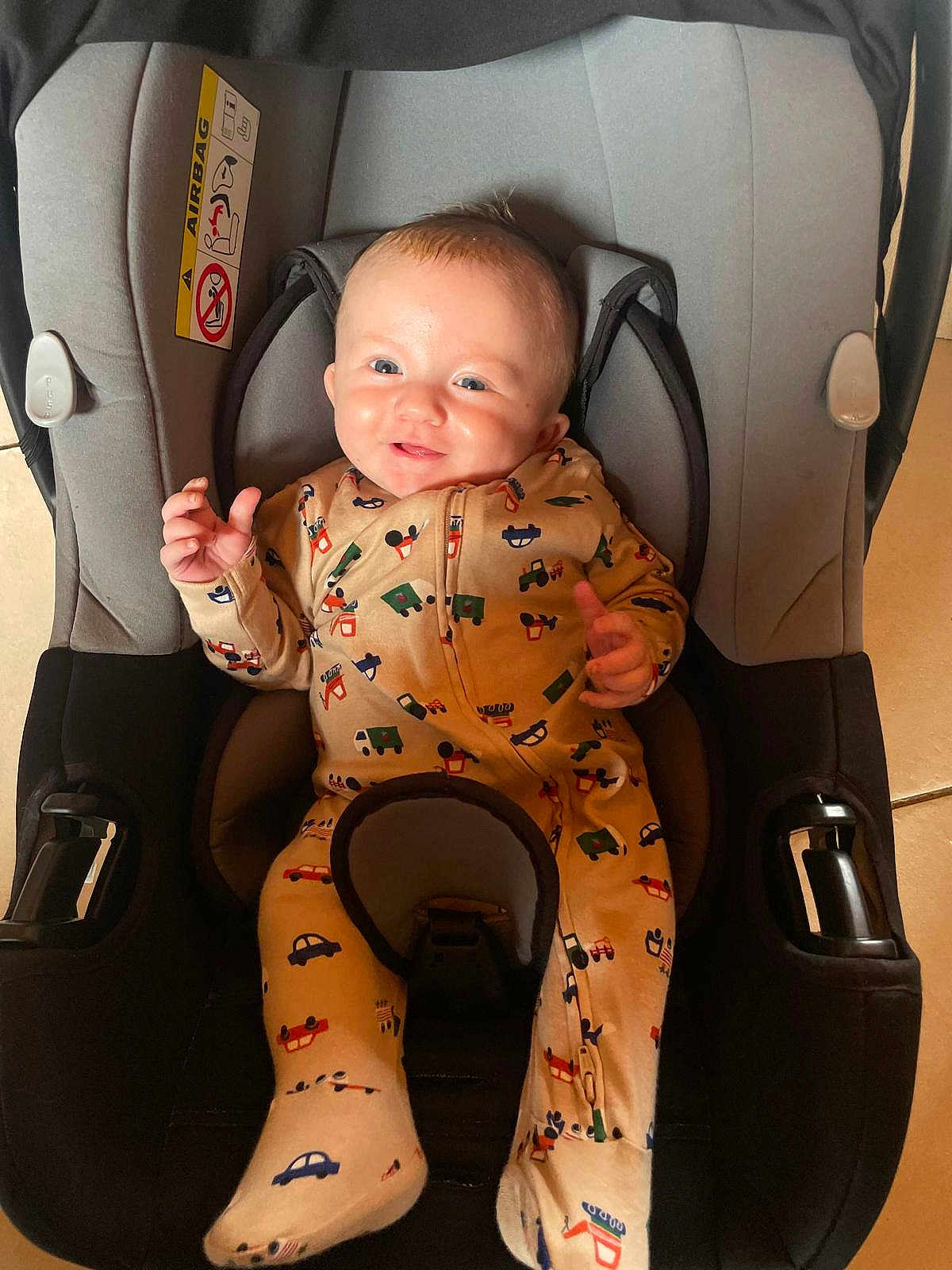 Amron a rejoint le concours — aidez-le/la à gagner de superbes lots ! baby, car_seat, onesie, smile, child, infant, clothing, indoor, seatbelt, happy, cute, person, human, face, head, footwear, pattern, toy, safety, toddler