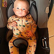 Amron participe au concours pour gagner de l'argent avec cette photo : baby, car_seat, onesie, infant, child, clothing, seatbelt, safety, indoor, cute, portrait, childcare, vehicle_pattern, hands, face, head, bright_eyes, expression, hair, fabric