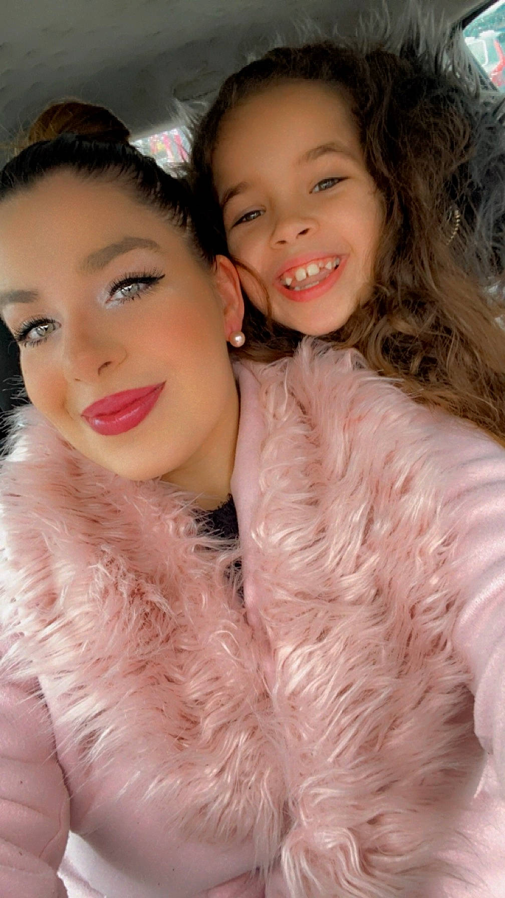 Aliyah a rejoint le concours — aidez-le/la à gagner de superbes lots ! brown_hair, event, eyelash, fashion, fashion_design, feather_boa, flash_photography, fur_clothing, gesture, hair, happy, head, iris, jewellery, joy, lip, long_hair, person, pink, skin