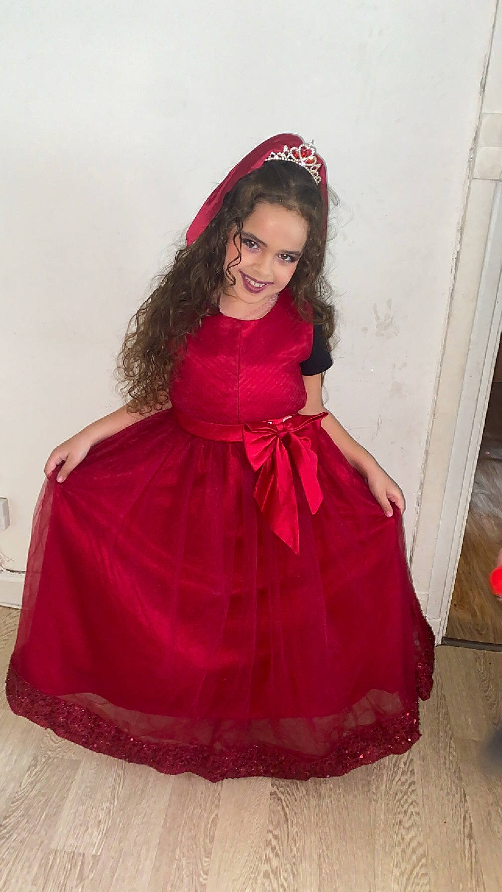 Aliyah a rejoint le concours — aidez-le/la à gagner de superbes lots ! black_hair, bridal_accessory, costume, costume_design, day_dress, dress, embellishment, event, face, fashion_accessory, fashion_design, formal_wear, gown, headgear, joy, long_hair, magenta, one_piece_garment, person, purple