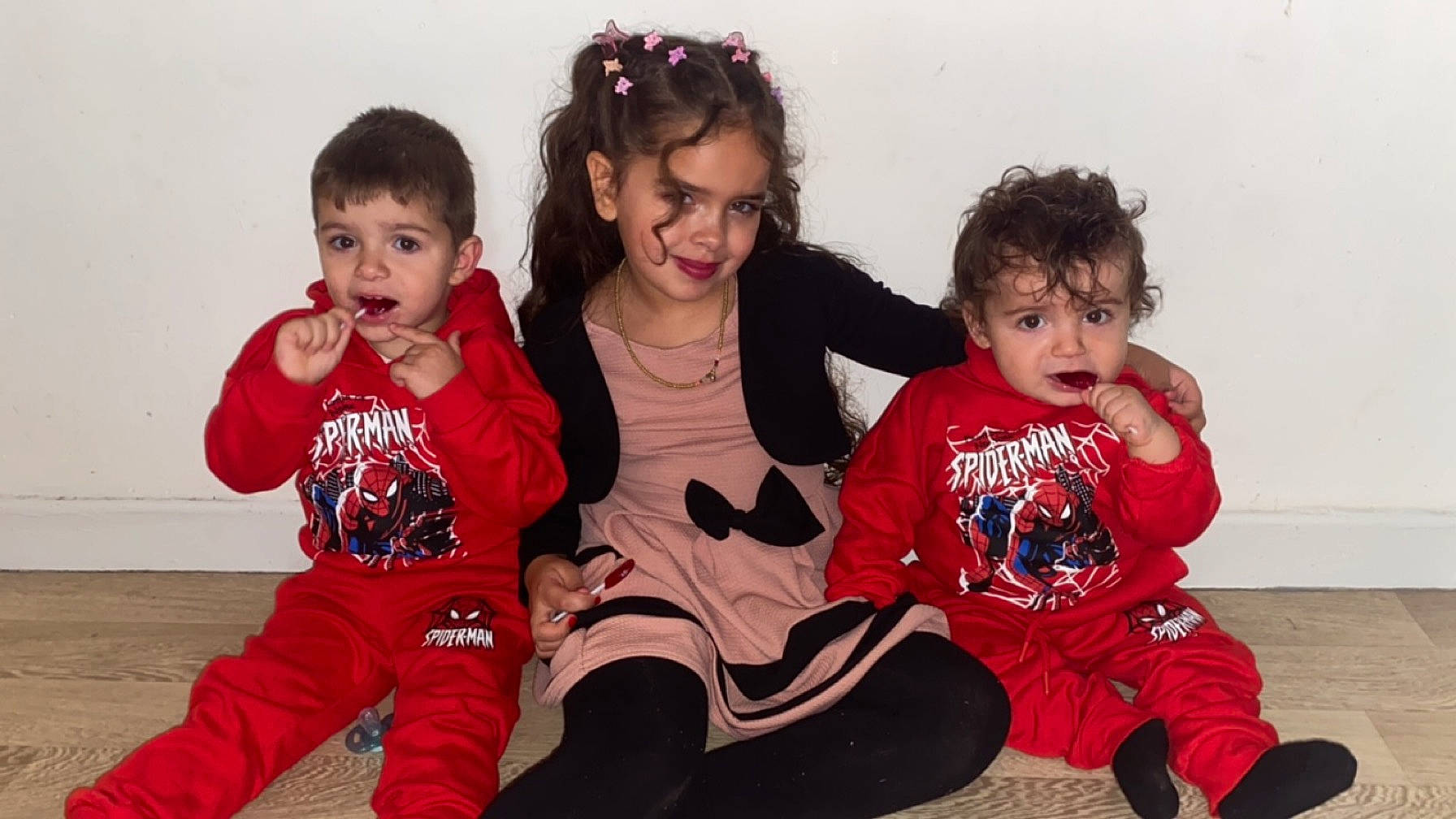 Aliyah a rejoint le concours — aidez-le/la à gagner de superbes lots ! baby_toddler_clothing, cheek, child, comfort, event, face, facial_expression, flash_photography, fun, gesture, happy, iris, joy, leg, person, sitting, skin, sleeve, smile, standing