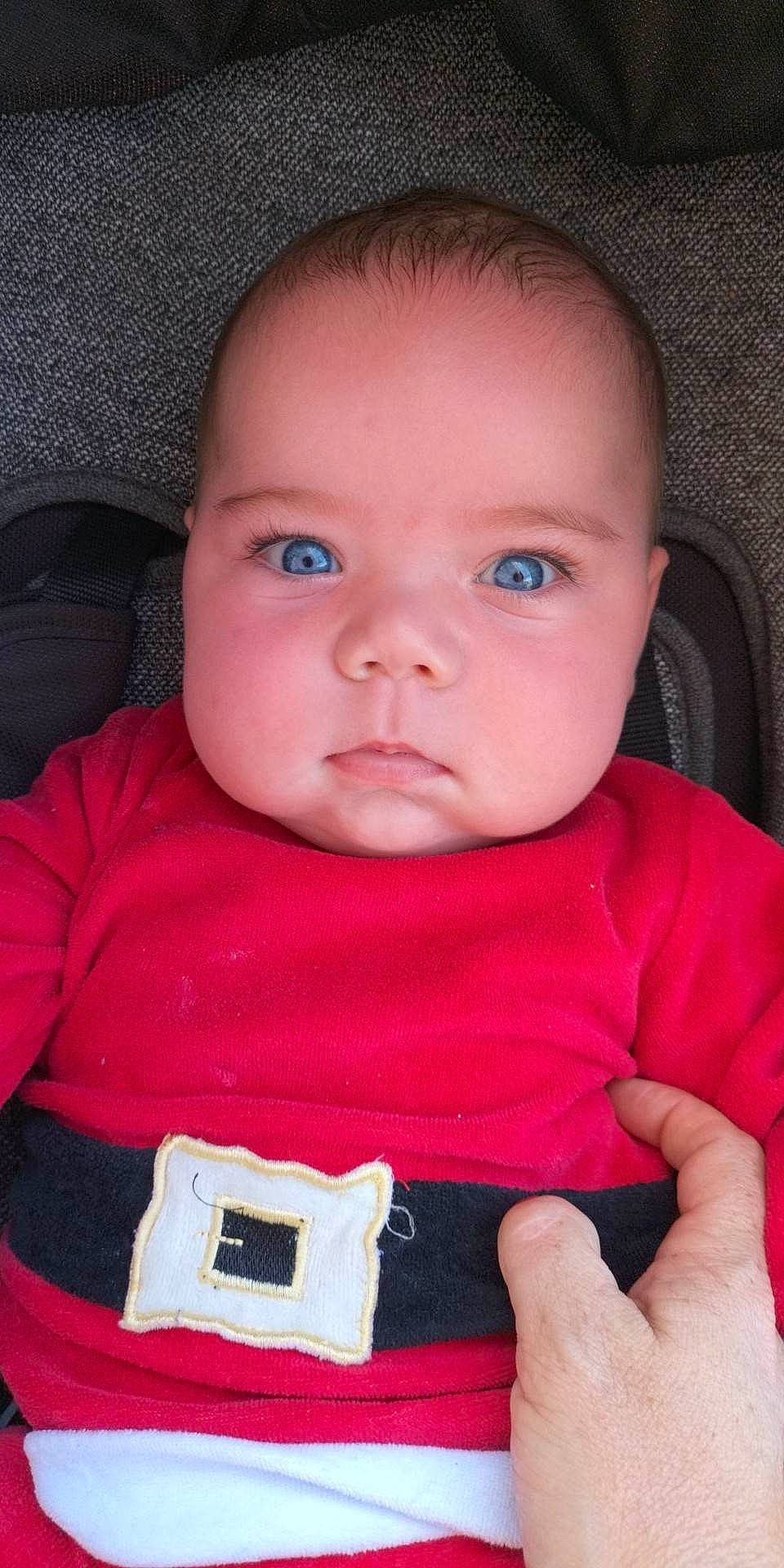 Dylan a rejoint le concours — aidez-le/la à gagner de superbes lots ! baby, baby_toddler_clothing, cheek, comfort, eyebrow, eyelash, face, finger, gesture, hand, happy, iris, lip, mouth, nose, person, pink, red, skin, sleeve