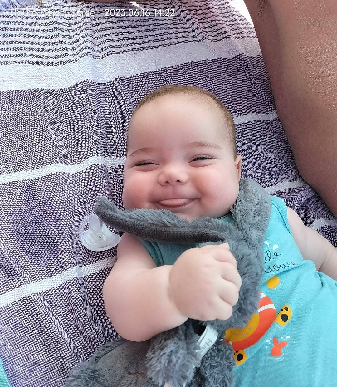 Dylan participe au concours pour gagner de l'argent avec cette photo : arm, baby_toddler_clothing, cheek, chin, comfort, eye, eyebrow, face, gesture, hand, happy, head, iris, joy, lip, mouth, nose, organ, person, skin