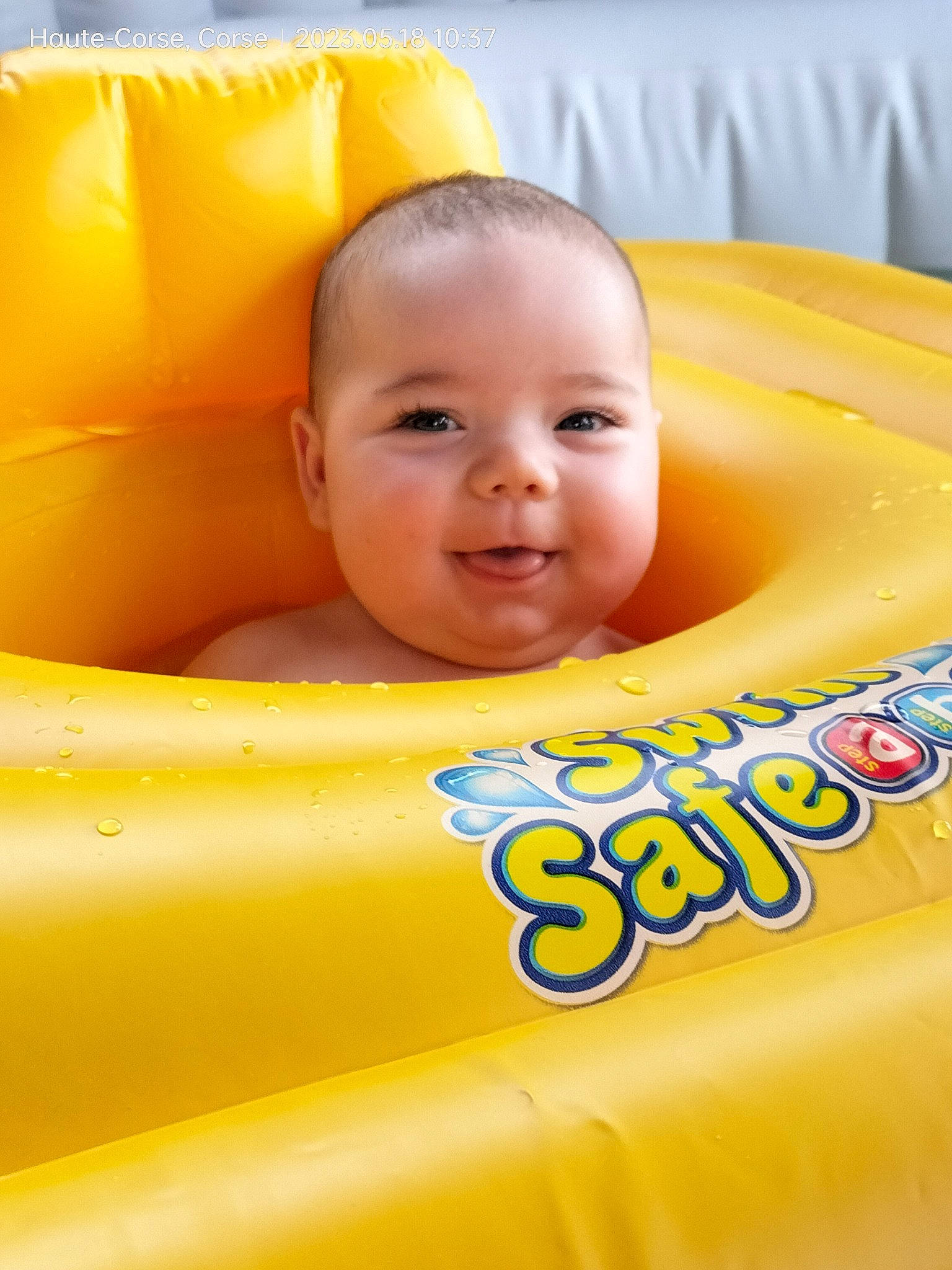 Dylan participe au concours pour gagner de l'argent avec cette photo : baby, baby_playing_with_toys, baby_products, child, close_up, comfort, facial_expression, fun, hairstyle, happy, inflatable, joy, laugh, leisure, person, play, product, recreation, skin, smile