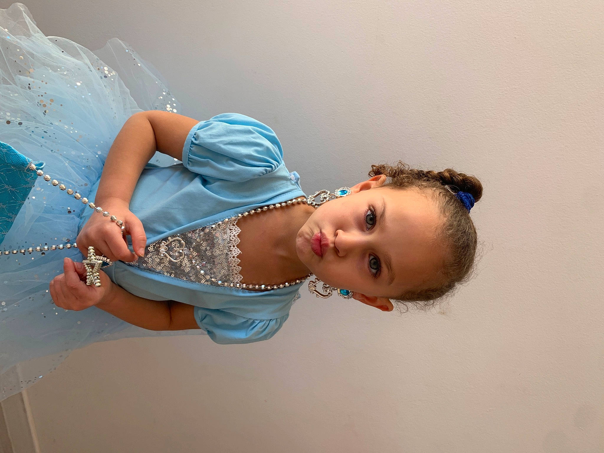 Batoul participe au concours pour gagner de l'argent avec cette photo : baby, cap, child, electric_blue, eyelash, eyewear, fashion_accessory, flash_photography, fun, hair_accessory, happy, hat, headgear, leisure, person, personal_protective_equipment, portrait_photography, sun_hat, toddler, water