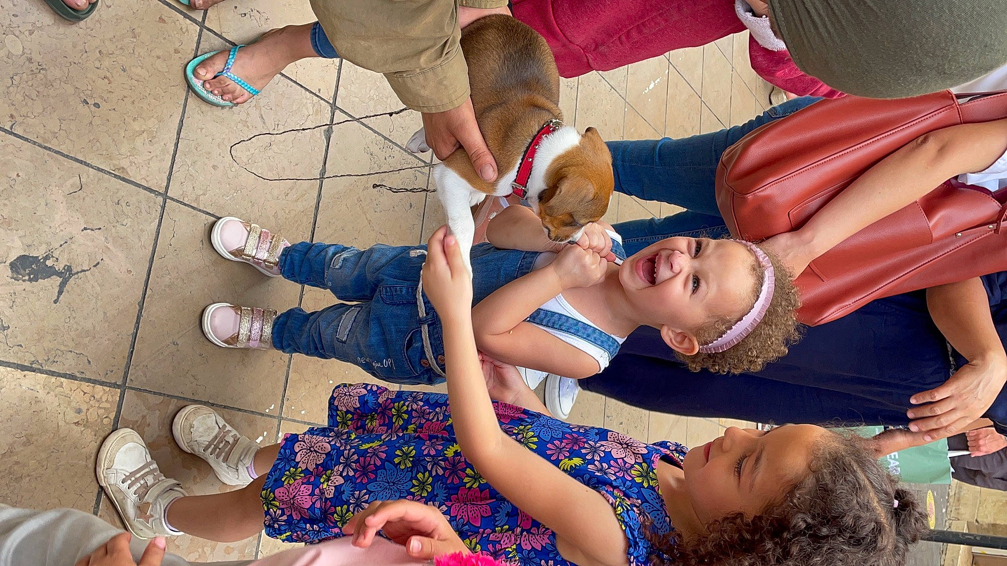 Batoul a rejoint le concours — aidez-le/la à gagner de superbes lots ! child, electric_blue, event, flip_flops, flooring, foot, fun, happy, human_leg, leg, leisure, nail, people, person, recreation, sandal, shorts, slipper, sneakers, sunglasses