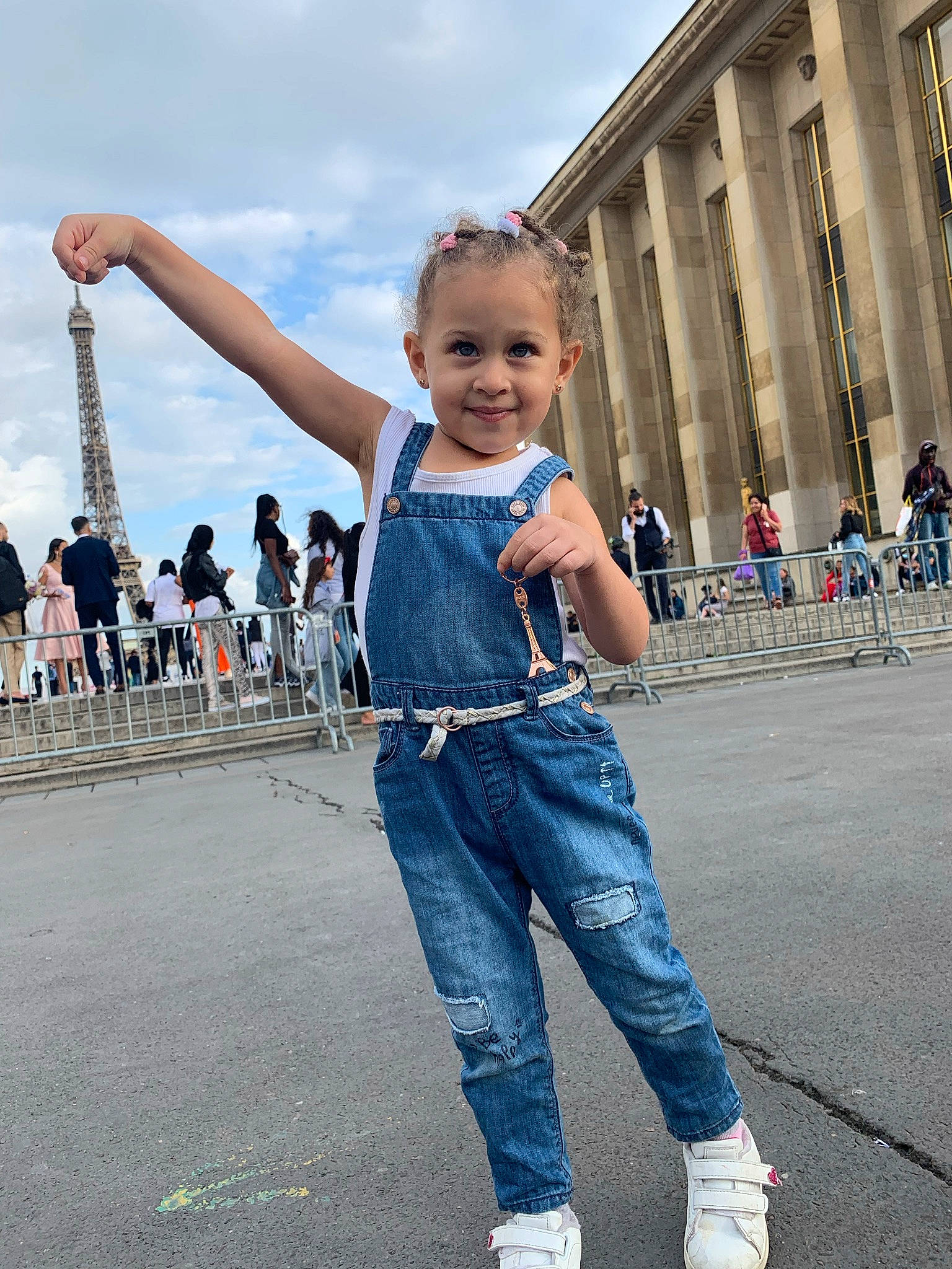 Batoul participe au concours pour gagner de l'argent avec cette photo : city, cloud, daytime, denim, electric_blue, fun, gesture, happy, joy, leisure, pattern, person, public_space, recreation, sky, sleeve, smile, standing, toddler, travel