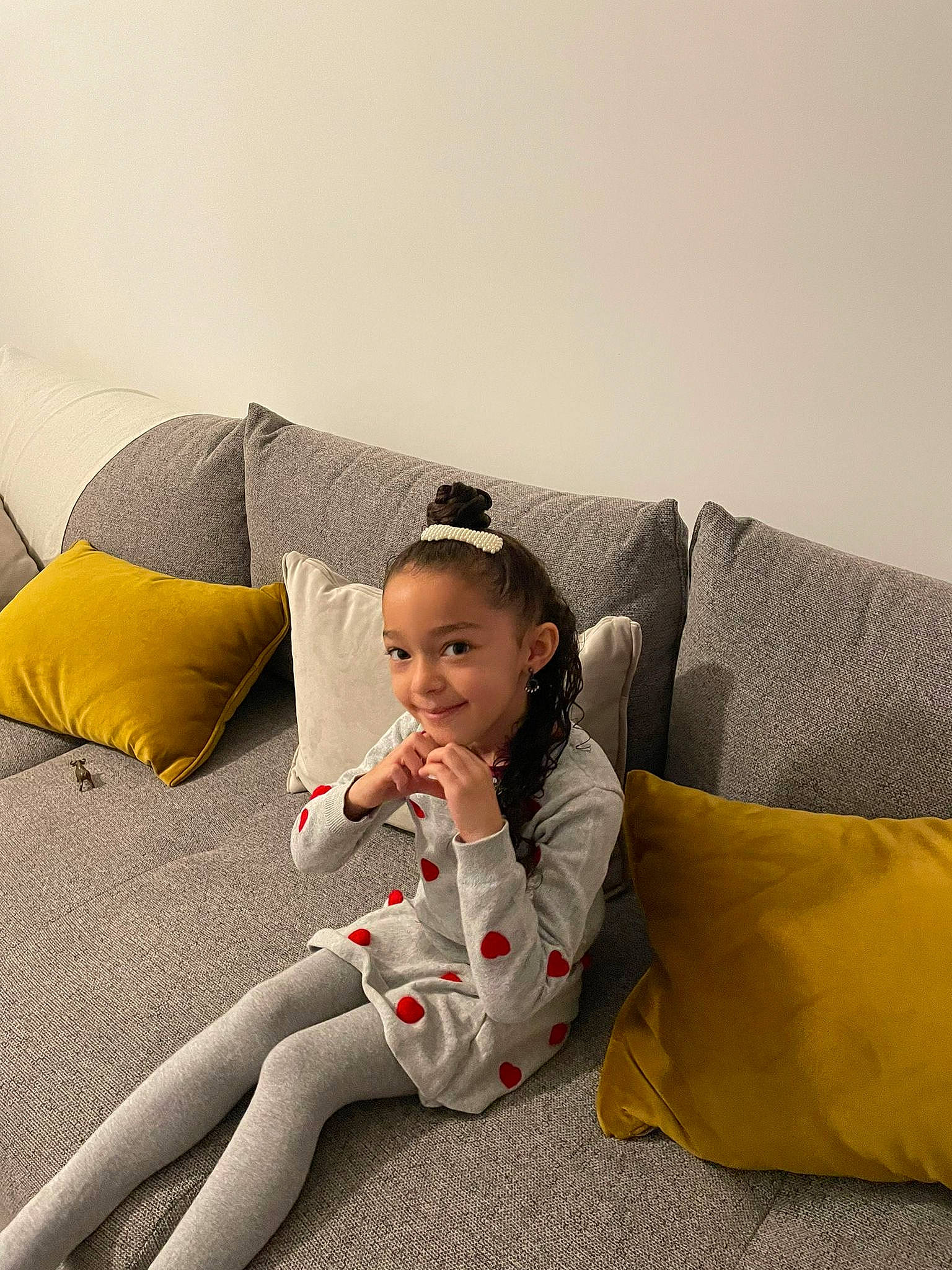 Nour participe au concours pour gagner de l'argent avec cette photo : barefoot, comfort, couch, elbow, eyewear, flooring, foot, happy, human_leg, joy, knee, leg, leisure, linens, person, pillow, sitting, smile, studio_couch, thigh