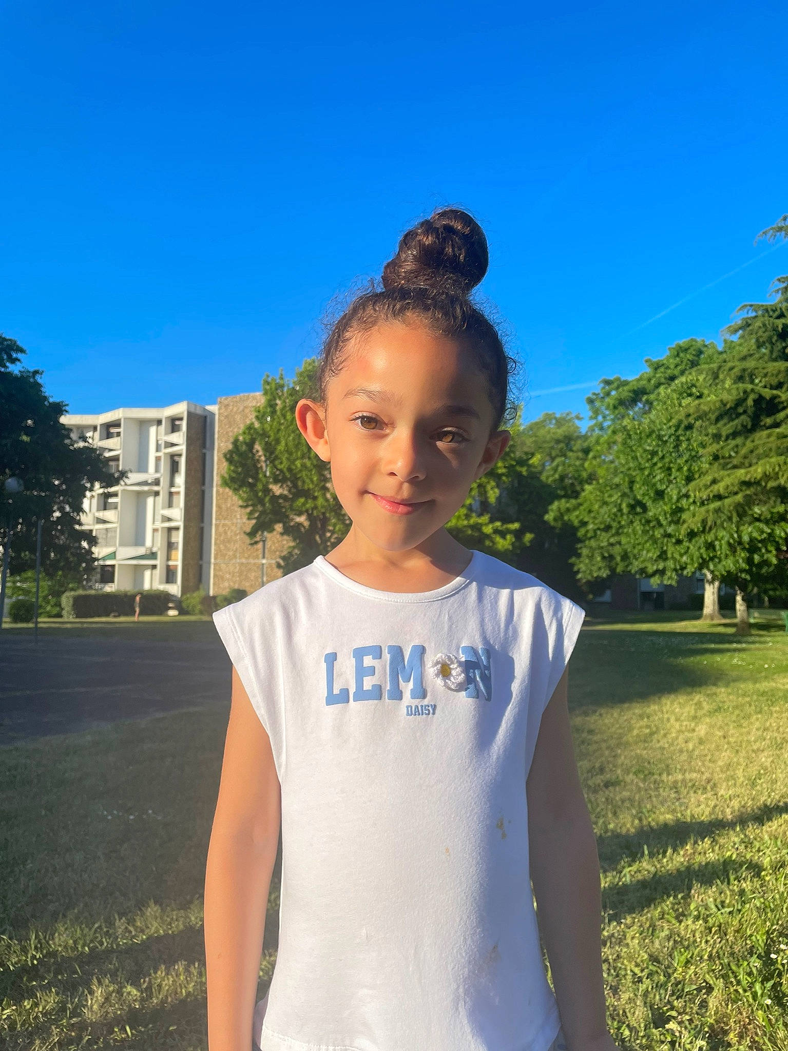 Nour a rejoint le concours — aidez-le/la à gagner de superbes lots ! electric_blue, formal_wear, fun, gesture, grass, grass_family, grassland, happy, headgear, joy, leisure, neck, people_in_nature, person, plant, sky, sleeve, t_shirt, tree, trunk