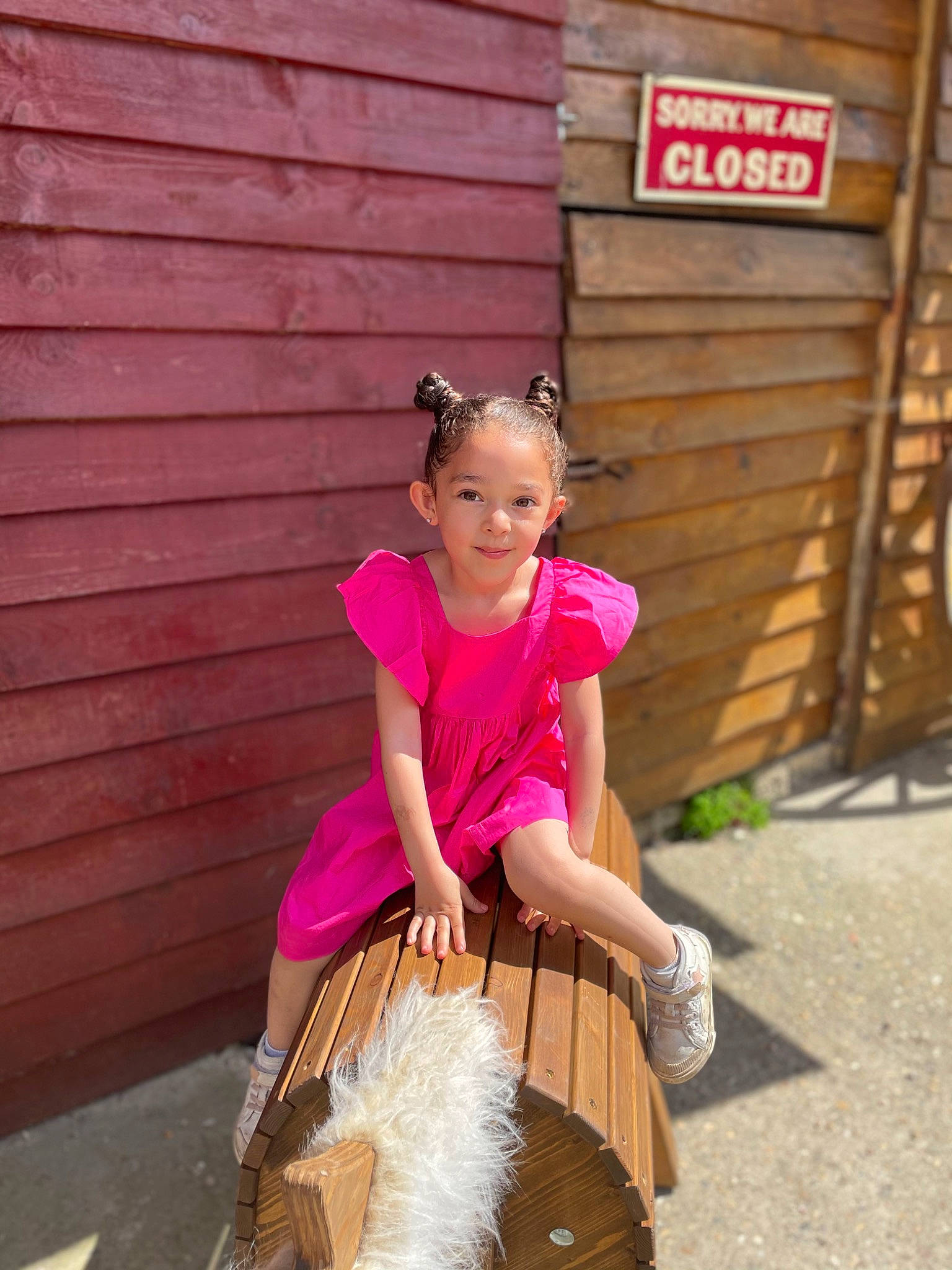 Nour participe au concours pour gagner de l'argent avec cette photo : bag, ballet_tutu, brick, eyewear, fawn, fun, fur, grass, happy, human_leg, leisure, luggage_and_bags, magenta, person, play, recreation, sandal, sitting, sunglasses, t_shirt