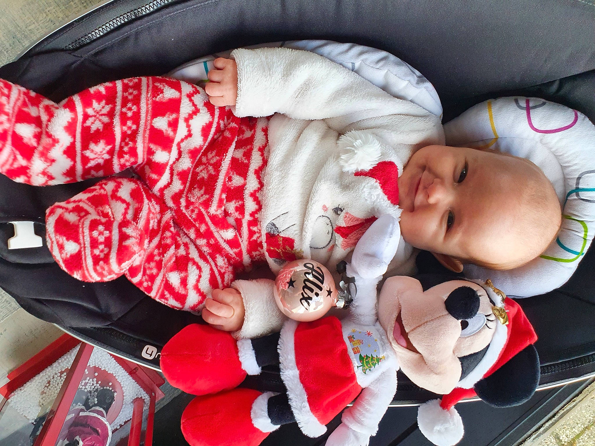 Alix participe au concours pour gagner de l'argent avec cette photo : baby, baby_carriage, baby_sleeping, baby_toddler_clothing, comfort, eye, facial_expression, finger, hand, human, human_body, mammal, mouth, person, product, red, skin, sleeve, textile, toddler