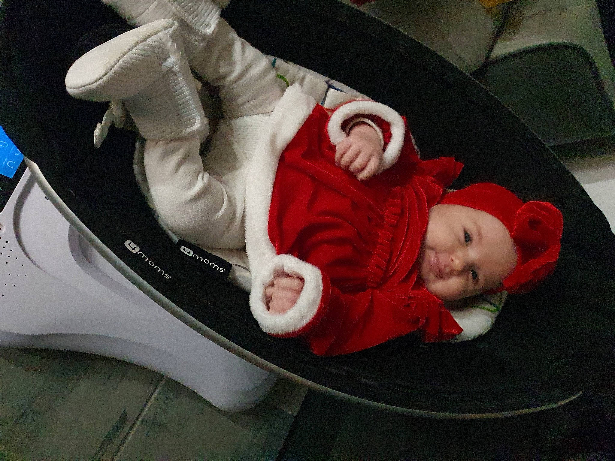 Alix a rejoint le concours — aidez-le/la à gagner de superbes lots ! auto_part, baby, baby_carriage, baby_in_car_seat, baby_products, baby_safety, baby_sleeping, baby_toddler_clothing, car_seat, carmine, child, comfort, headwear, lap, linens, mammal, nap, person, sitting, sportswear