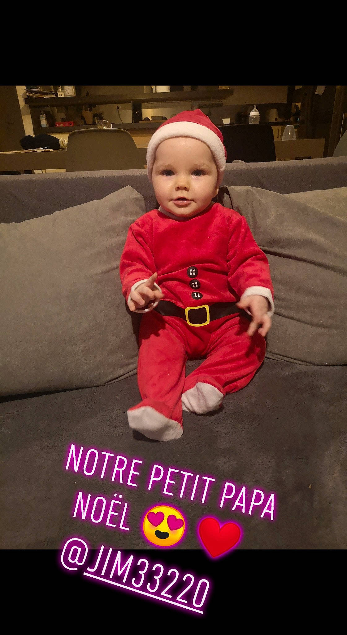 Niels participe au concours pour gagner de l'argent avec cette photo : active_pants, baby, baby_products, baby_toddler_clothing, beanie, cap, child, comfort, couch, headwear, living_room, overall, person, photo_caption, play, sleeve, sweatpant, toddler